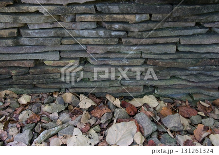 積み重ねられた石垣と落ち葉　横 131261324