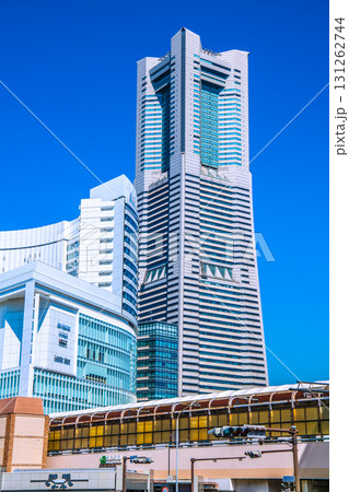 日本の横浜都市景観9月26日。桜木町駅や桜木町二丁目交差点、横浜ランドマークタワーなどを望む 131262744