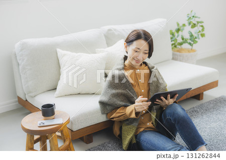 リビングでタブレットを使う女性 リビングでタブレットを使う女性 131262844