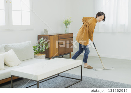 床掃除をするミドル女性 　 131262915