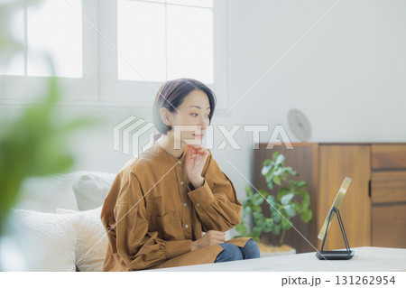 リビングで鏡を見る女性 131262954