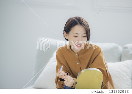 リビングで鏡を見る女性 リビングで鏡を見る女性 131262958