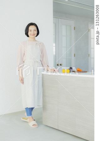 キッチンで指差しする女性 131263008