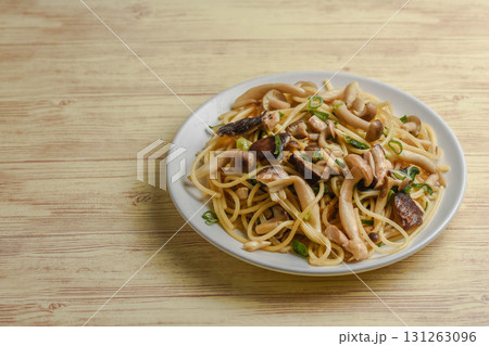 秋の味覚 和風キノコのスパゲッティー 秋の味覚 和風キノコのスパゲッティー 131263096