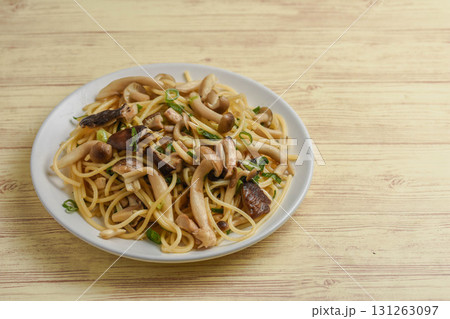 秋の味覚 和風キノコのスパゲッティー 秋の味覚 和風キノコのスパゲッティー 131263097