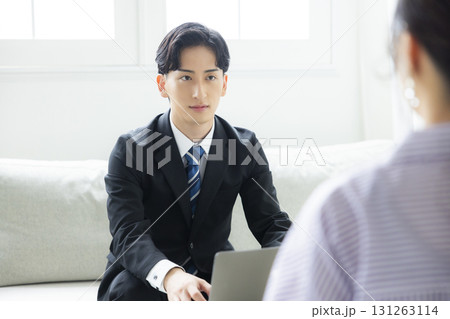 商談するビジネスマン 131263114