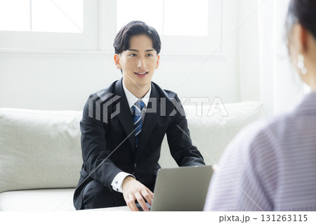 商談するビジネスマン 131263115