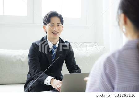 商談するビジネスマン 131263116