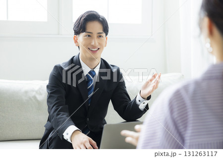 商談するビジネスマン 商談するビジネスマン 131263117