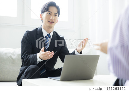 商談するビジネスマン 131263122