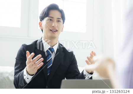 商談するビジネスマン 131263124