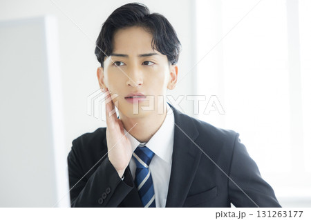鏡を見るスーツの男性 131263177