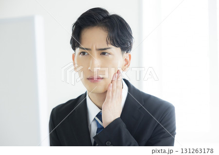 鏡を見るスーツの男性 131263178