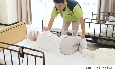 高齢者の体位変換を行うアジア人介護士 高齢者の体位変換を行うアジア人介護士 131263198