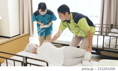 体位変換の指導を行うアジア人介護士 131263209