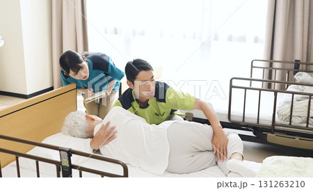 体位変換の指導を行うアジア人介護士 体位変換の指導を行うアジア人介護士 131263210