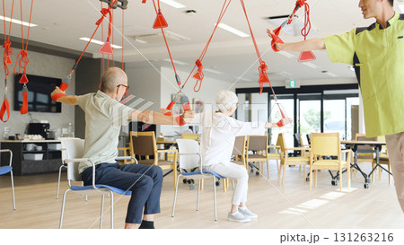 介護施設でスリングセラピーを受ける高齢者 131263216