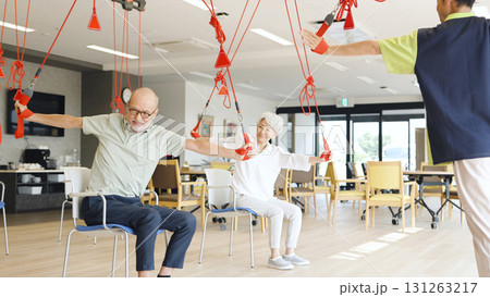 介護施設でスリングセラピーを受ける高齢者 131263217