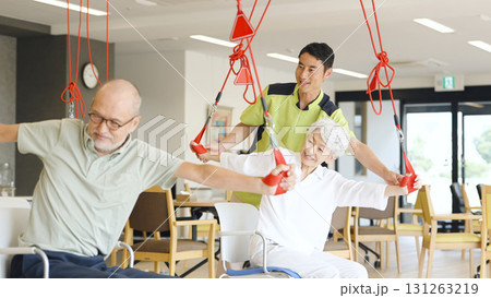 介護施設でスリングセラピーを受ける高齢者 131263219