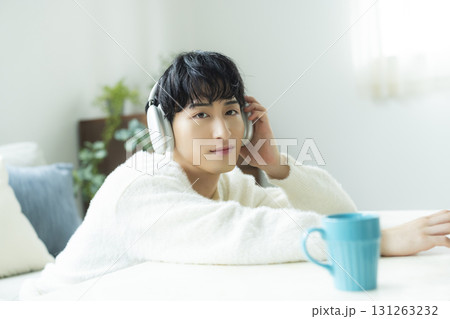 リビングで音楽を聴く男性 131263232