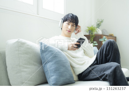 リビングで音楽を聴く男性 リビングで音楽を聴く男性 131263237