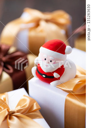 サンタクロースとプレゼント 131263630