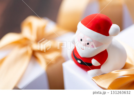 サンタクロースとプレゼント 131263632