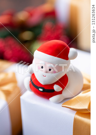 サンタクロースとプレゼント 131263634