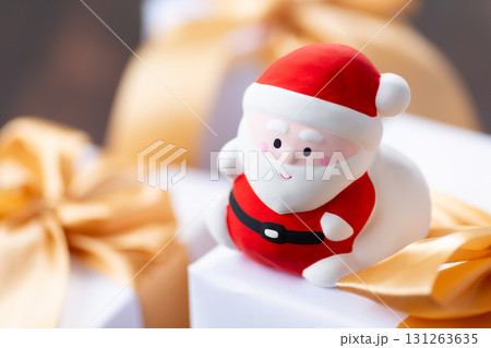 サンタクロースとプレゼント 131263635