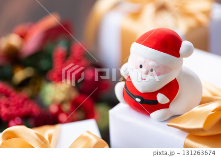 サンタクロースとプレゼント 131263674