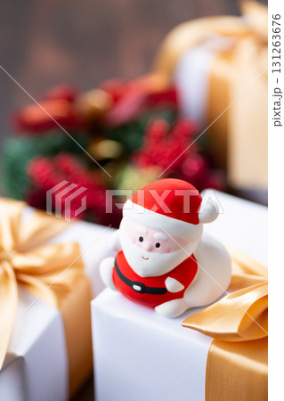 サンタクロースとプレゼント 131263676