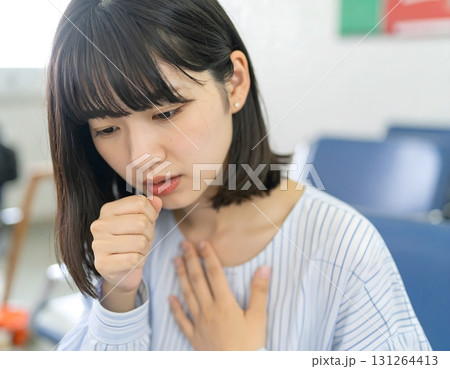 健康不安を抱えて落ち込む若い女性 131264413