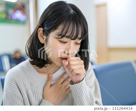 風邪や病気で辛そうな表情をする女性 131264414