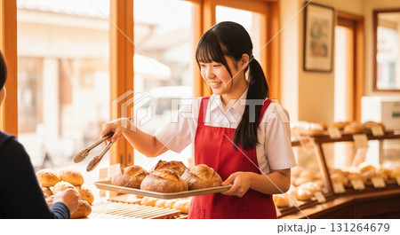パン屋さんのアルバイトの女性 131264679