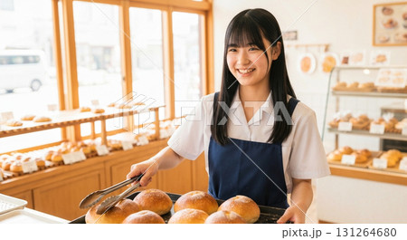 パン屋さんのアルバイトの女性 パン屋さんのアルバイトの女性 131264680