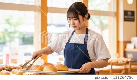 パン屋さんのアルバイトの女性 131264780