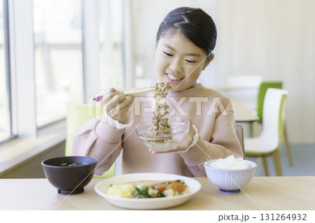 レストランで納豆を食べる小学生の女の子 撮影協力:学校法人電波学園 東京電子専門学校 レストランで納豆を食べる小学生の女の子 撮影協力:学校法人電波学園 東京電子専門学校 131264932