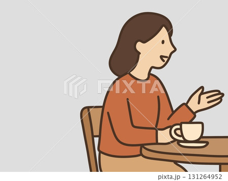 カフェで会話をする女性2人 131264952