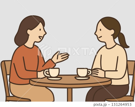 カフェで会話をする女性2人 131264953