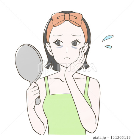 目のクマが気になり鏡を見る女性 131265115