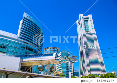 日本の横浜都市景観9月26日。横浜ランドマークタワーや…エアキャビンの桜木町駅などを望む 131265317
