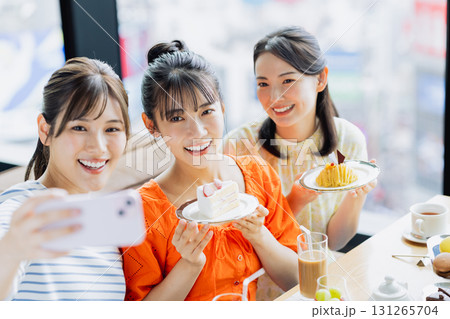 カフェで自撮りをする若い女性　 131265704