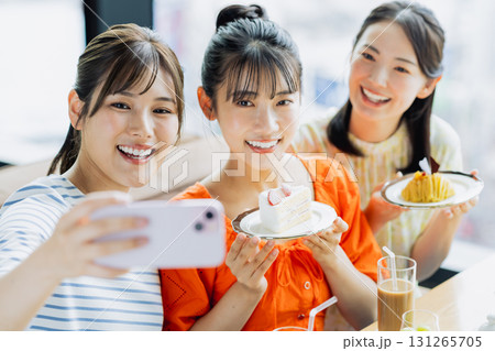 カフェで自撮りをする若い女性　 131265705