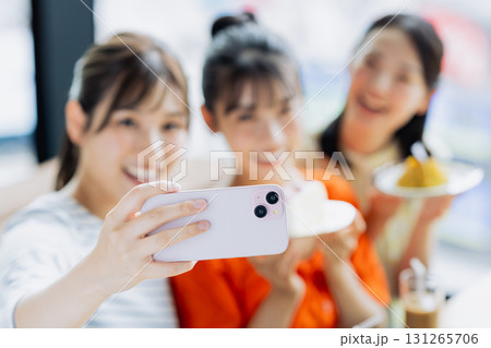 カフェで自撮りをする若い女性 カフェで自撮りをする若い女性 131265706