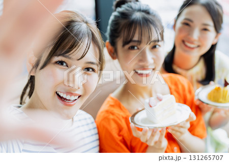 カフェで自撮りをする若い女性　 131265707