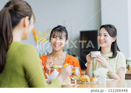 カフェでアフタヌーンティーを楽しむ若い女性 131266448