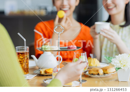 カフェでアフタヌーンティーを楽しむ若い女性 カフェでアフタヌーンティーを楽しむ若い女性 131266453