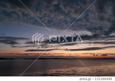 五色台から見る黄昏の瀬戸大橋（香川県） 131266480