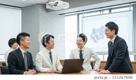 新製品の企画会議をする若手社員たち 131267090