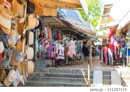 帽子屋が手前にあるお土産店が並ぶ通り 帽子屋が手前にあるお土産店が並ぶ通り 131267114